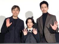 　声援に応える（左から）小野桜介、坂口健太郎