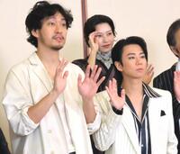 　舞台「醉いどれ天使」の取材会に出席した渡辺大（左）と北山宏光（右）と横山由依（後列中央）