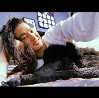 　キム・ソンチャンさんの公式インスタグラム＠ｋｉｍｋｙｕｎｇｍｏｏｆｆｉｃｉａｌより　愛犬と笑顔の２ショット