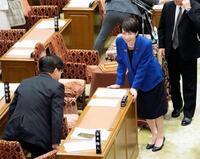 　衆院予算委を前に、野党議員にあいさつする高市首相
