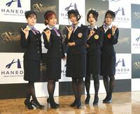 　ポーズを決めるＣＡ姿の「Ｒｏｓｅｌｉａ」、（左から）工藤晴香、櫻川めぐ、相羽あいな、志崎樺音、中島由貴