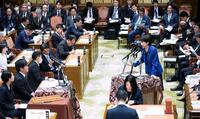 　衆院予算委で立憲民主党の本庄知史氏（左手前から２人目）の質問に答弁する高市首相