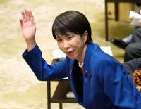 　衆院予算委で答弁のため挙手する高市首相