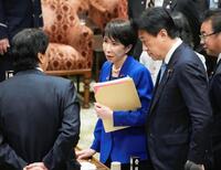 　衆院予算委を終え、委員らと話す高市首相（中央）