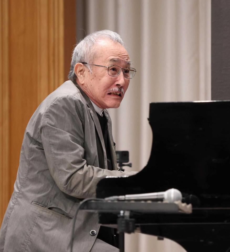 　演奏活動を休止することを発表した山下洋輔