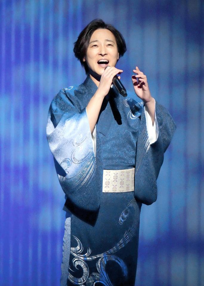 　熱唱する山内惠介