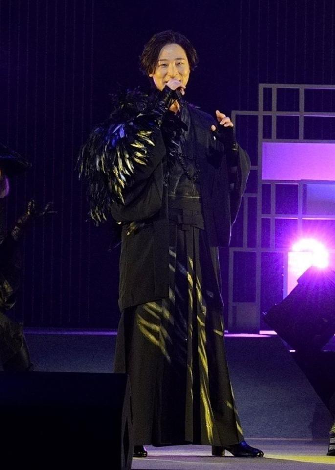 　熱唱する山内惠介