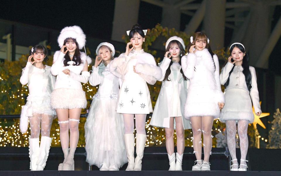 　キュートにポーズを決めるＣＡＮＤＹ　ＴＵＮＥの（左から）福山梨乃、村川緋杏、宮野静、立花琴未、小川奈々子、南なつ、桐原美月（撮影・園田高夫）