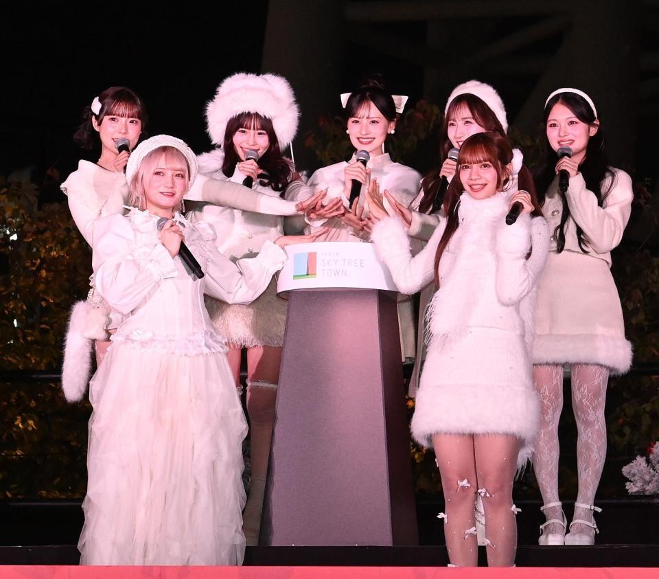 　点灯ボタンを押すＣＡＮＤＹ　ＴＵＮＥの（前列左から）宮野静、南なつ、（後列左から）福山梨乃、村川緋杏、立花琴未、小川奈々子、桐原美月（撮影・園田高夫）
