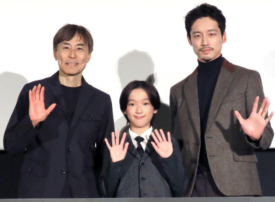 　声援に応える（左から）小野桜介、坂口健太郎