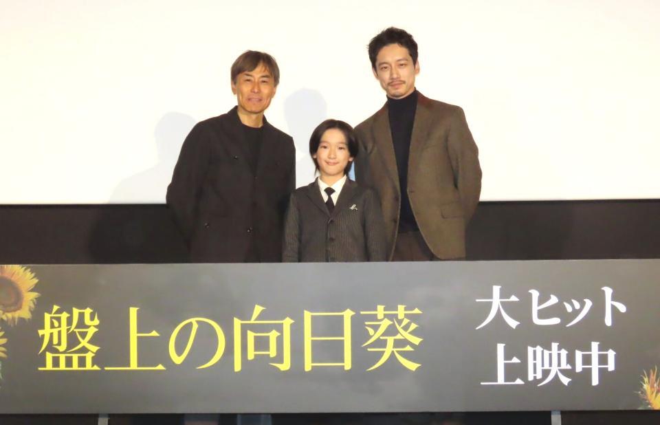 　映画「盤上の向日葵」の舞台あいさつに登壇した（左から）熊澤尚人監督、小野桜介、坂口健太郎