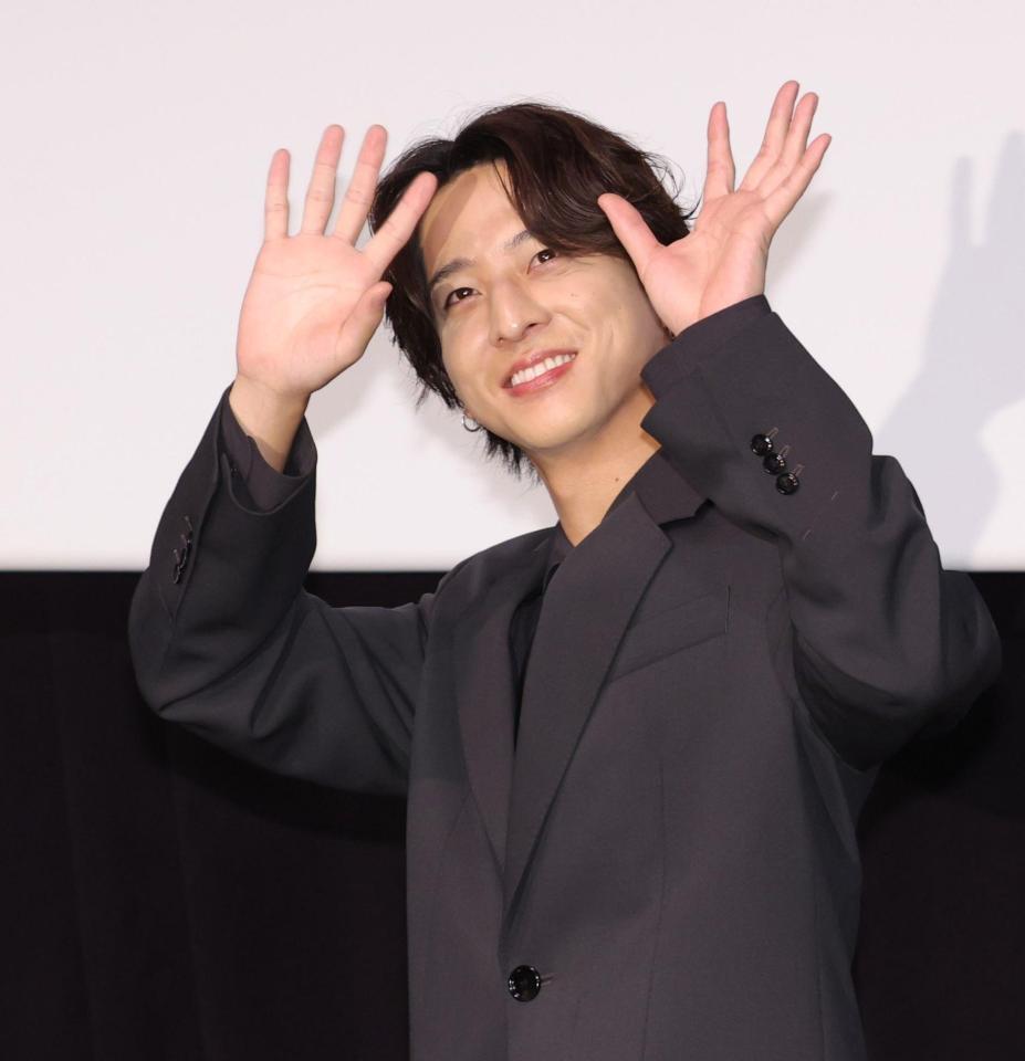 　笑顔でファンに両手を振る寺西拓人（撮影・西岡正）