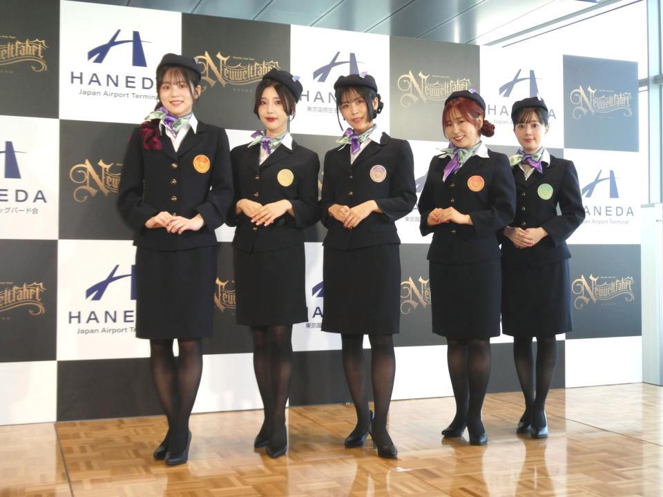 　ＣＡ姿で撮影に応じる「Ｒｏｓｅｌｉａ」（左から）中島由貴、志崎樺音、相羽あいな、櫻川めぐ、工藤晴香