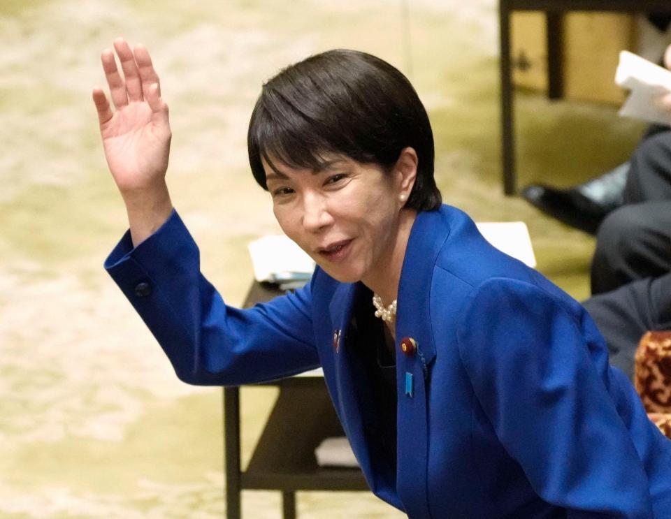 　衆院予算委で答弁のため挙手する高市首相