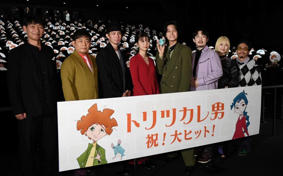 　客席をバックに笑顔を見せる（左から）高橋渉監督、山本高広、柿澤勇人、上白石萌歌、佐野晶哉、ａｔａｇｉ、、ＰＯＲＩＮ、モリシー（撮影・佐藤厚）