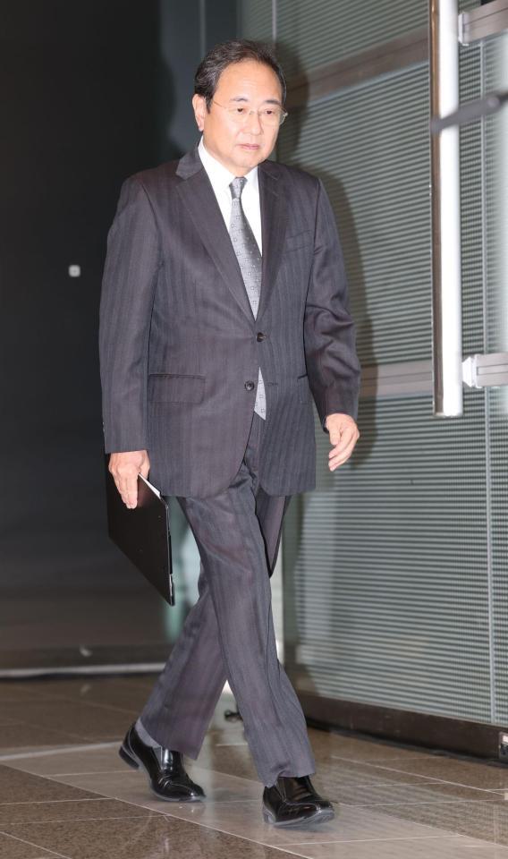 　会見を終え引き揚げるフジテレビ・清水賢治社長（撮影・金田祐二）