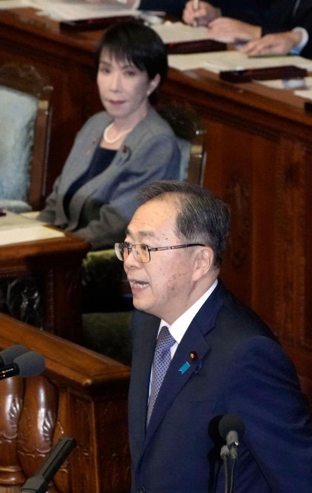 　衆院本会議で代表質問する公明党の斉藤代表。奥は高市首相＝５日