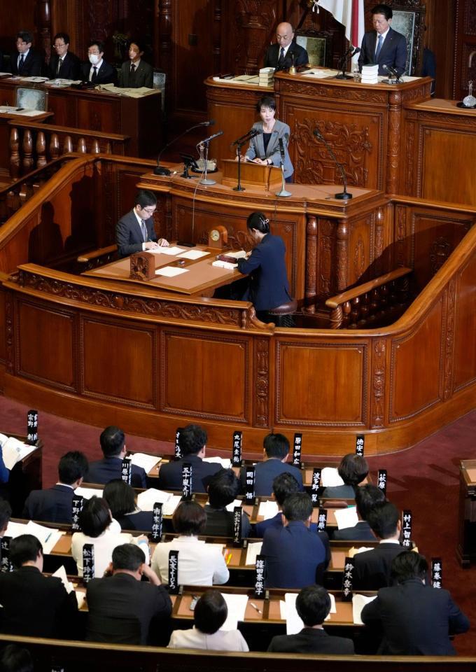 　衆院本会議で公明党の斉藤代表の代表質問に答弁する高市首相＝５日