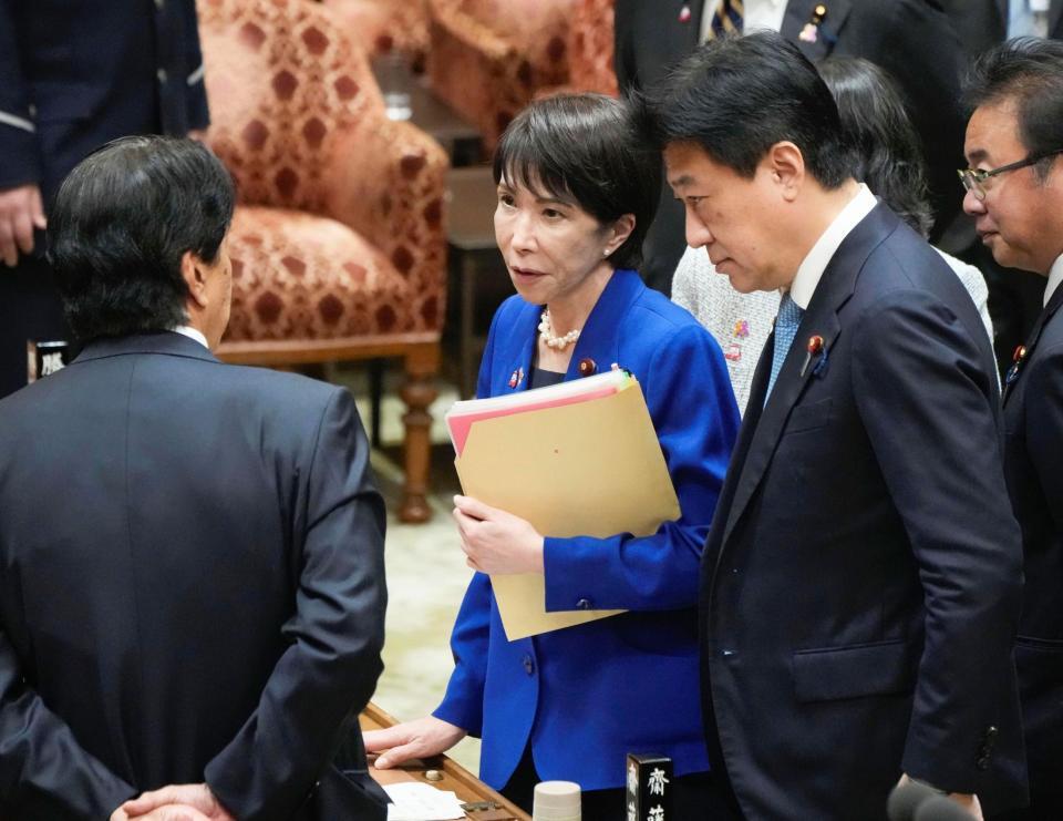 　衆院予算委を終え、委員らと話す高市首相（中央）