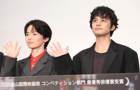 　手を振る北村匠海（右）と林裕太