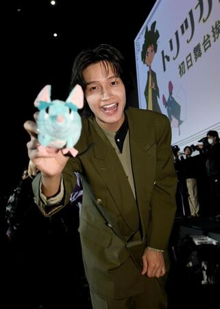 　笑顔を振りまきながら会場を後にする佐野晶哉（撮影・佐藤厚）