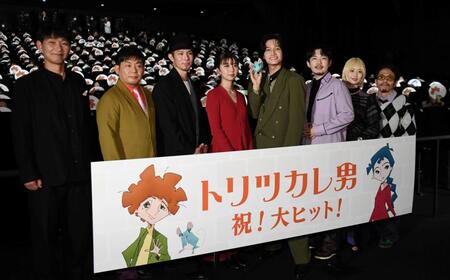 　客席をバックに笑顔を見せる（左から）高橋渉監督、山本高広、柿澤勇人、上白石萌歌、佐野晶哉、ａｔａｇｉ、、ＰＯＲＩＮ、モリシー（撮影・佐藤厚）