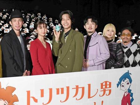 　笑顔を見せる（左から）柿澤勇人、上白石萌歌、佐野晶哉、Ａｗｅｓｏｍｅ　Ｃｉｔｙ　ＣｌｕｂのａｔａｇｉとＰＯＲＩＮとモリシー（撮影・佐藤厚）