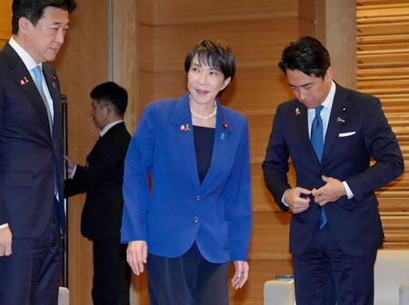 　閣議に臨む高市首相（中央）ら
