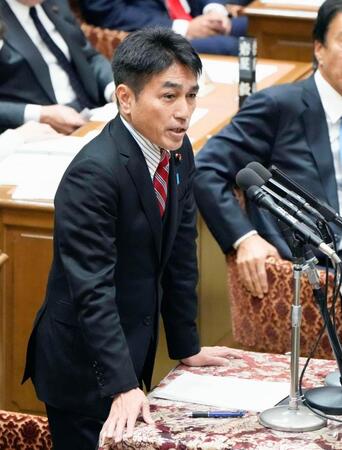 　衆院予算委で質問する黒岩宇洋氏