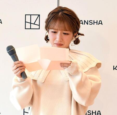 　長女・希空さんからの手紙に目を通し目を潤ませる辻希美（撮影・佐藤厚）