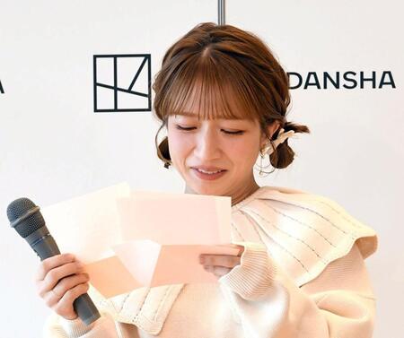 　長女・希空さんからの手紙に目を通し目を潤ませる辻希美（撮影・佐藤厚）