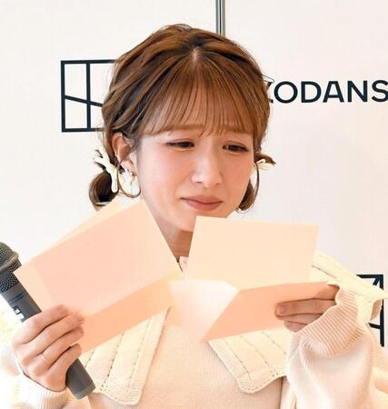 　長女・希空さんからの手紙を読み、目を潤ませる辻希美（撮影・佐藤厚）