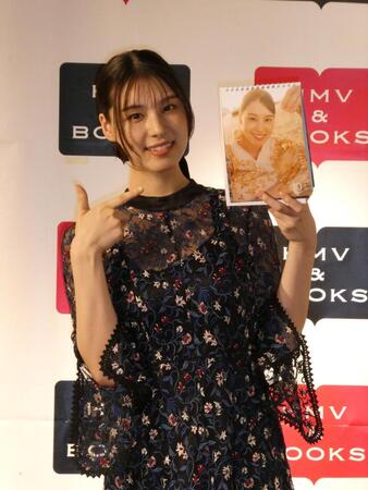 　撮影に応じる相楽伊織