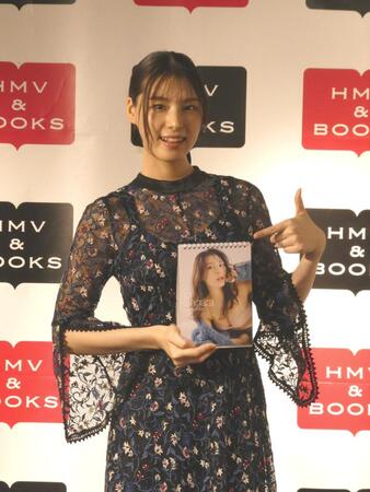 　撮影に応じる相楽伊織