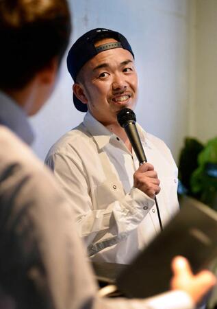 　２０１９年１０月、ワークショップの講師役を務めるラッパーの晋平太さん。「平凡な過去なんてない」と話す
