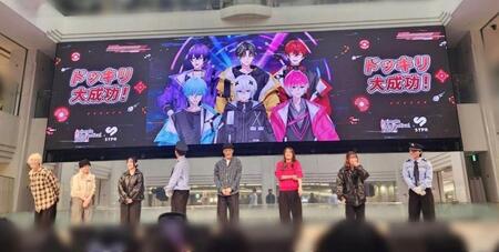 　モニターに映し出されためておら　－　Ｍｅｔｅｏｒｉｔｅｓ　ーと、ドッキリを行った演者（手前）