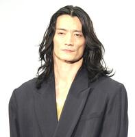 　映画「愚か者の身分」公開御礼舞台あいさつに登壇した田邊和也