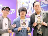 　樫本学ヴ氏（左）から似顔絵を贈られたエバース・佐々木隆史（中央）と町田和樹