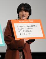 　映画の見どころを細かい字でびっしり書いた超特急・ハル（撮影・伊藤笙子）