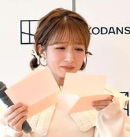 　長女・希空さんからの手紙を読み、目を潤ませる辻希美（撮影・佐藤厚）