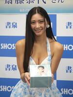 トレーディングカードボックスを披露する斎藤恭代