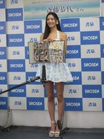 抜群のスタイルでインタビューを受ける斎藤恭代