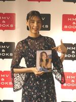 　撮影に応じる相楽伊織