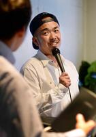 　２０１９年１０月、ワークショップの講師役を務めるラッパーの晋平太さん。「平凡な過去なんてない」と話す