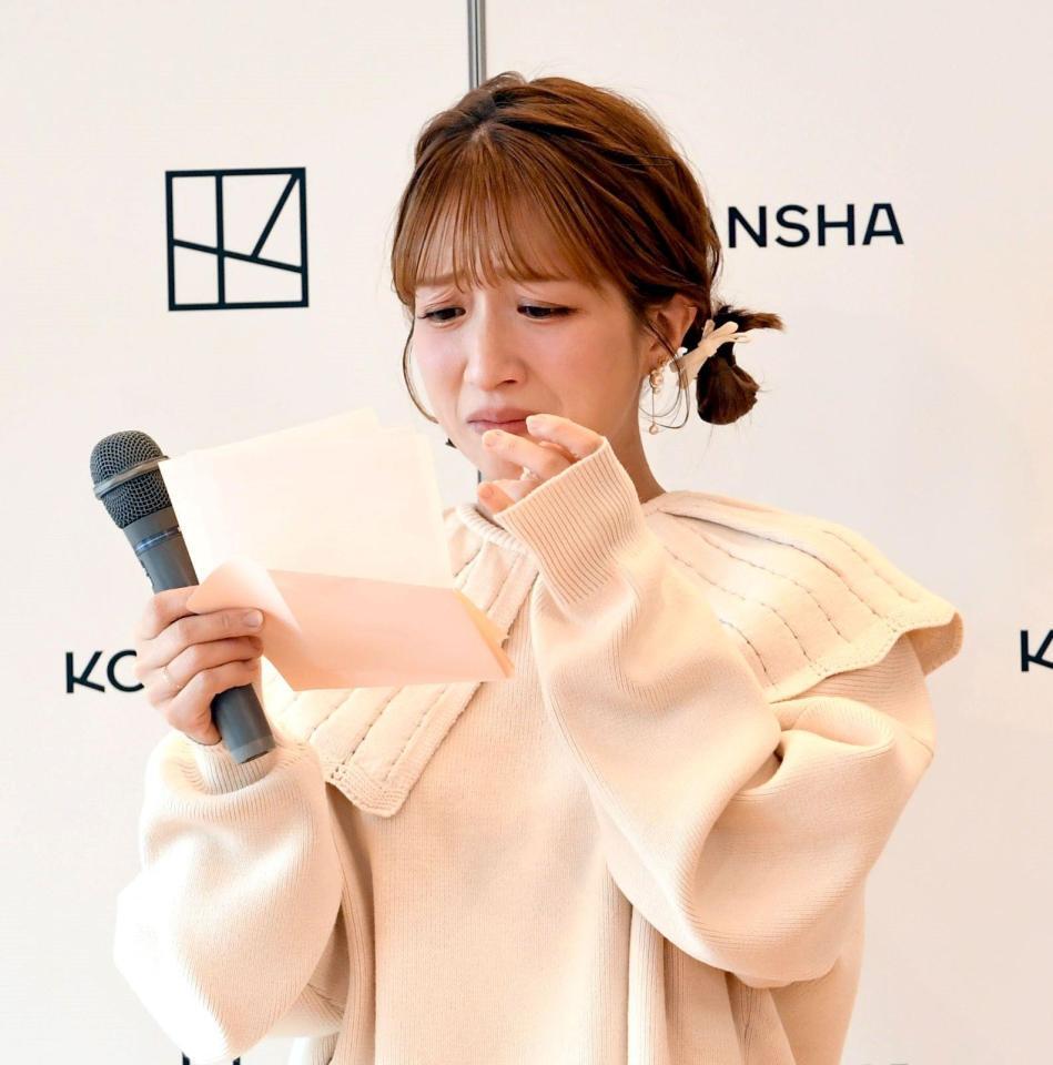 　長女・希空さんからの手紙を読み、涙する辻希美（撮影・佐藤厚）