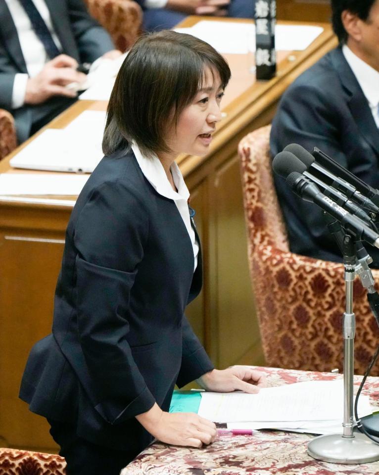 衆院予算委で質問する池田真紀氏（７日）