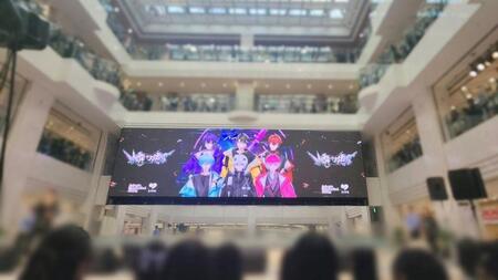 モニターに映し出されためておら　－　Ｍｅｔｅｏｒｉｔｅｓ　ー＝東京・池袋サンシャインシティの噴水広場