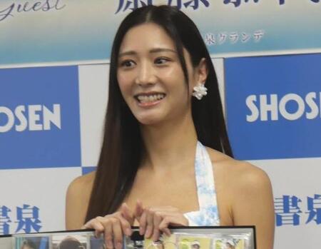 　抜群のスタイルでインタビューを受ける斎藤恭代