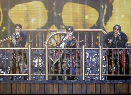 　ラストライブ「Ｂｒｅａｋ　ｔｈｅ　ＫＡＴ－ＴＵＮ」でパフォーマンスするＫＡＴ－ＴＵＮの（左から）中丸雄一、亀梨和也、上田竜也