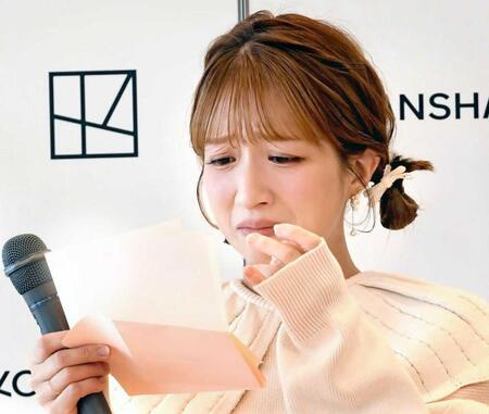 　長女・希空さんからの手紙を読み、涙する辻希美（撮影・佐藤厚）